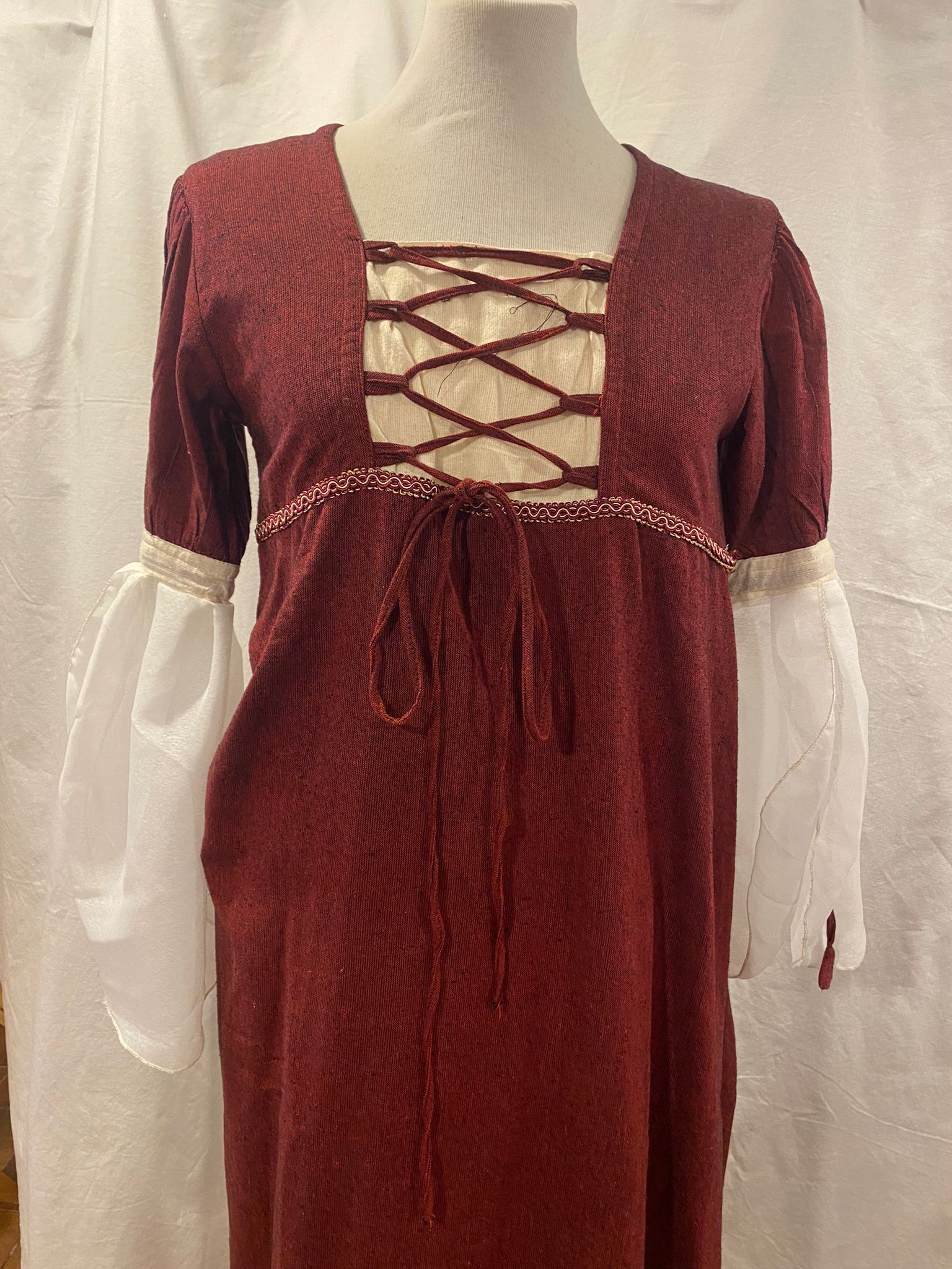 Mulher medieval- MF0114: Tamanho L na cor bordo